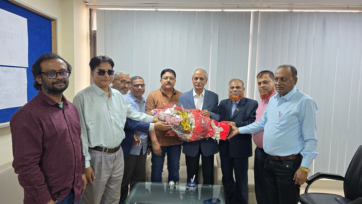 সংস্কৃতিমন্ত্রী নিতাই রায় চৌধুরীকে জেলার আইনজীবীদের সঙ্গে শুভেচ্ছা জানাচ্ছেন মাগুরা জেলা ও দায়রা জজ। সামাজিক যোগাযোগমাধ্যম ফেসবুকে এ ছবি পোস্ট করেছেন মাগুরার আইনজীবীরা