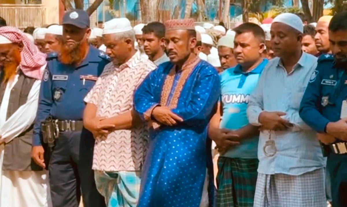 হাতে হাতকড়া পড়ে জানাজায় অংশগ্রহণ। গতকাল মঙ্গলবার বিকেলে