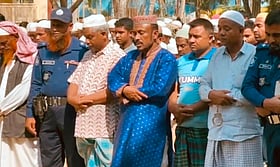 মাকে দাফনের তিন দিন পর আবার হাতকড়া পরে বাবার জানাজায় দুই ভাই