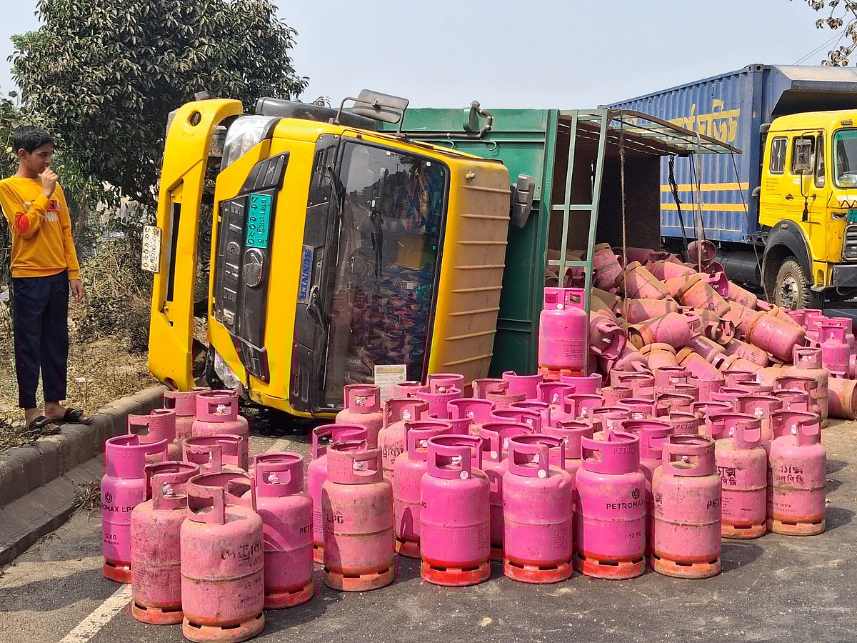 দুর্ঘটনা কবলিত ট্রাক। আজ বেলা দেড়টার দিকে চট্টগ্রামের মিরসরাই উপজেলার মিঠাছড়া বাজার এলাকায়