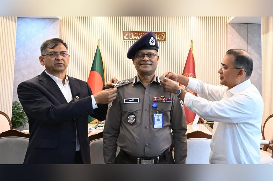 নবনিযুক্ত আইজিপি আলী হোসেন ফকিরকে র‍্যাঙ্ক ব্যাজ পরিয়ে দেন প্রধানমন্ত্রী তারেক রহমান