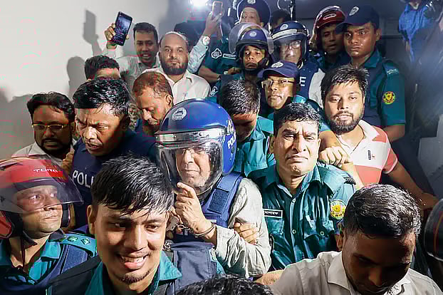 আদালত প্রাঙ্গণে পুলিশি প্রহরায় সাবেক আইনমন্ত্রী আনিসুল হক