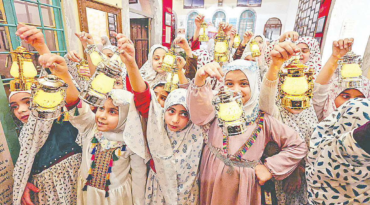 রমজানের লন্ঠন হাতে পবিত্র মাসের আগমন উদ্‌যাপন করছে শিশুরা। সম্প্রতি ইরাকের মসুল শহরে