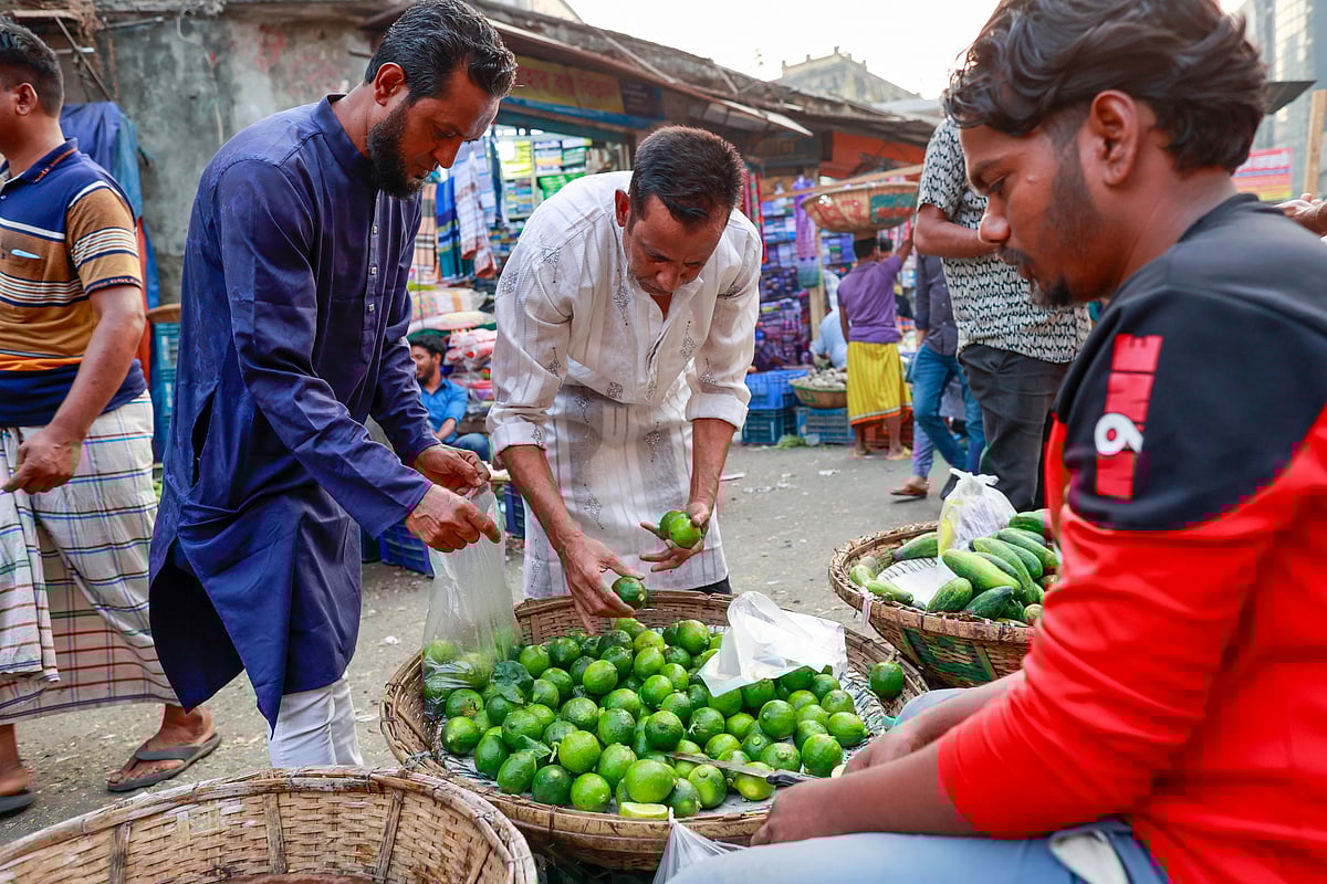 রাজধানীর বাজারে লেবুর দাম কমে এসেছে। প্রকার ভেদে এক হালি লেবু এখন বিক্রি হচ্ছে ৪০ থেকে ৬০ টাকা। গতকাল ঢাকার কারওয়ান বাজারে