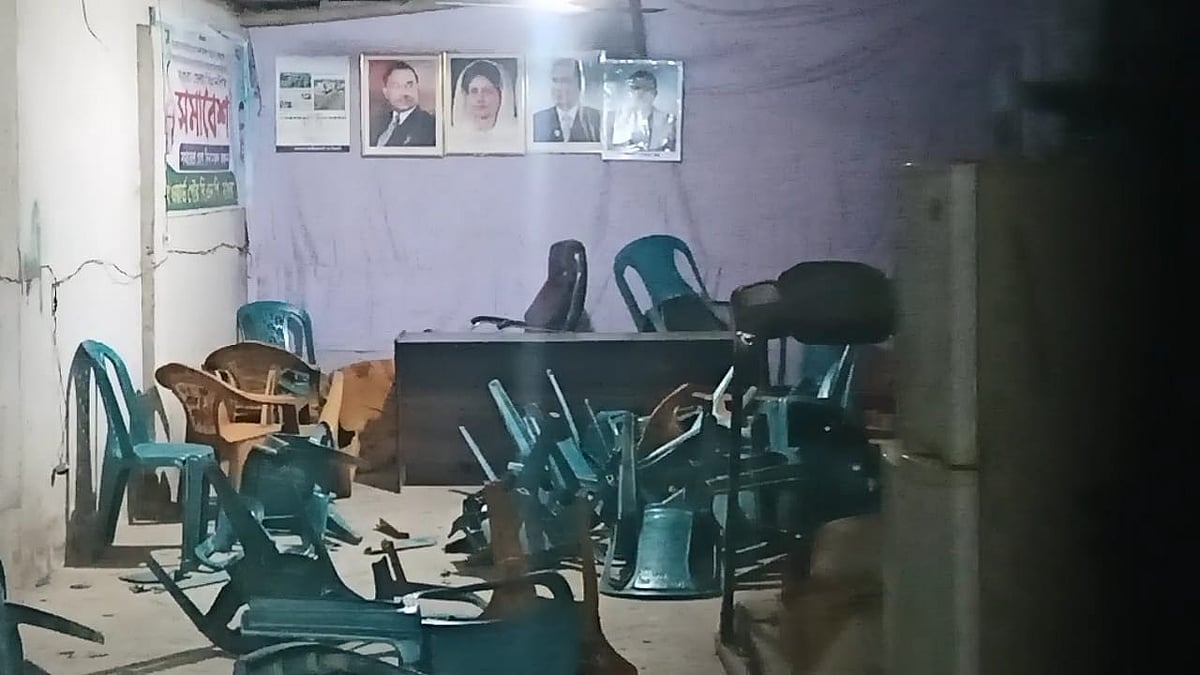 ভিজিএফ কার্ডের বরাদ্দ নিয়ে গতকাল বুধবার মাগুরা পৌরসভার একটি ওয়ার্ড বিএনপির কার্যালয় ভাঙচুর করা হয়