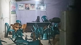 মাগুরায় ভিজিএফ কার্ড ভাগাভাগি নিয়ে বিএনপির দুই পক্ষের সংঘর্ষে আহত ১৪, কার্যালয়ে ভাঙচুর