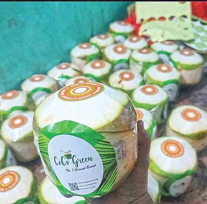 আধুনিক যন্ত্র দিয়ে সুন্দর করে কাটা ডাব