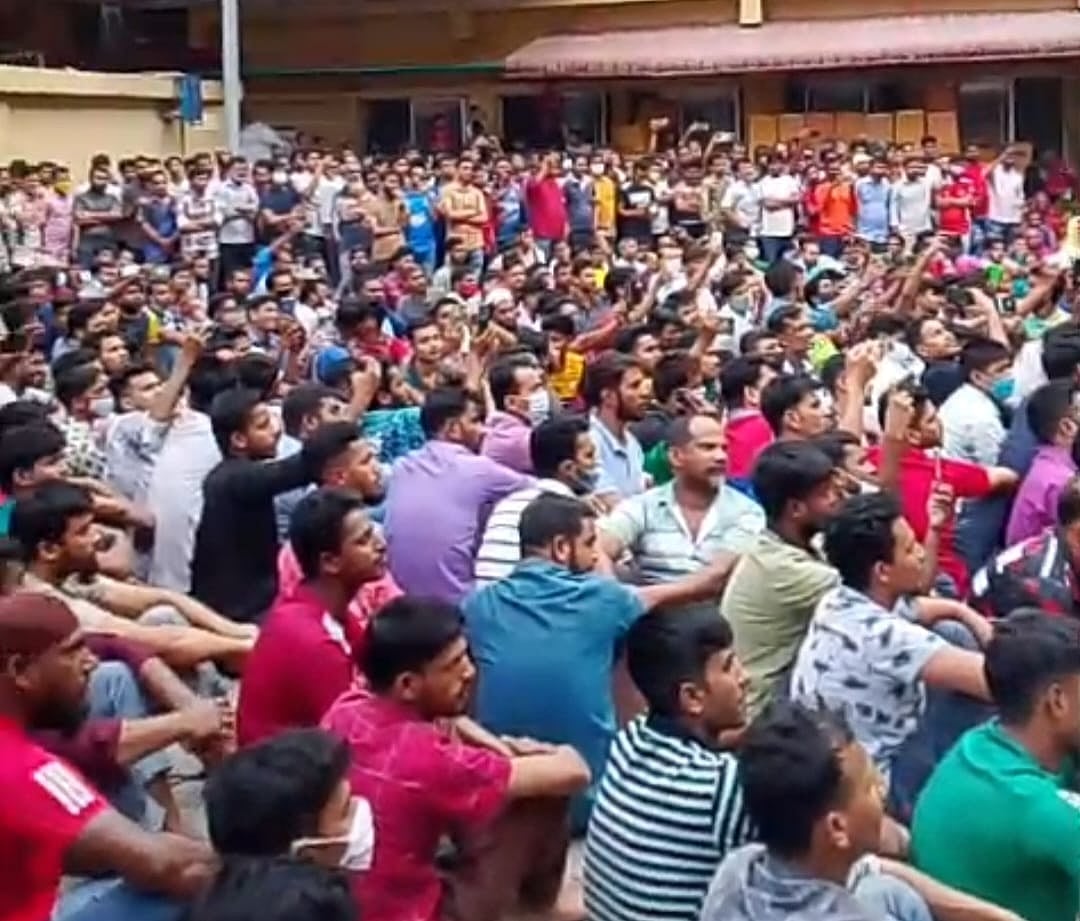 বকেয়া নাইট বিল ও বার্ষিক ছুটির টাকার দাবিতে কর্মবিরতি পালন করছেন রিপন নীট ওয়্যার লিমিটেড কারখানার পোশাকশ্রমিকেরা। আজ বৃহস্পতিবার