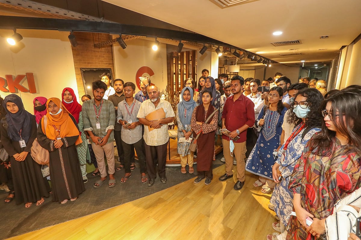 জগন্নাথ বিশ্ববিদ্যালয়ের গণযোগাযোগ ও সাংবাদিকতা বিভাগের শেষ বর্ষের শিক্ষার্থীরা প্রথম আলোর আক্রান্ত ও অগ্নিদগ্ধ ভবন নিয়ে শিল্প–আয়োজন ‘আলো’ দেখতে আসেন। আজ বৃহস্পতিবার রাজধানীর কারওয়ান বাজারে