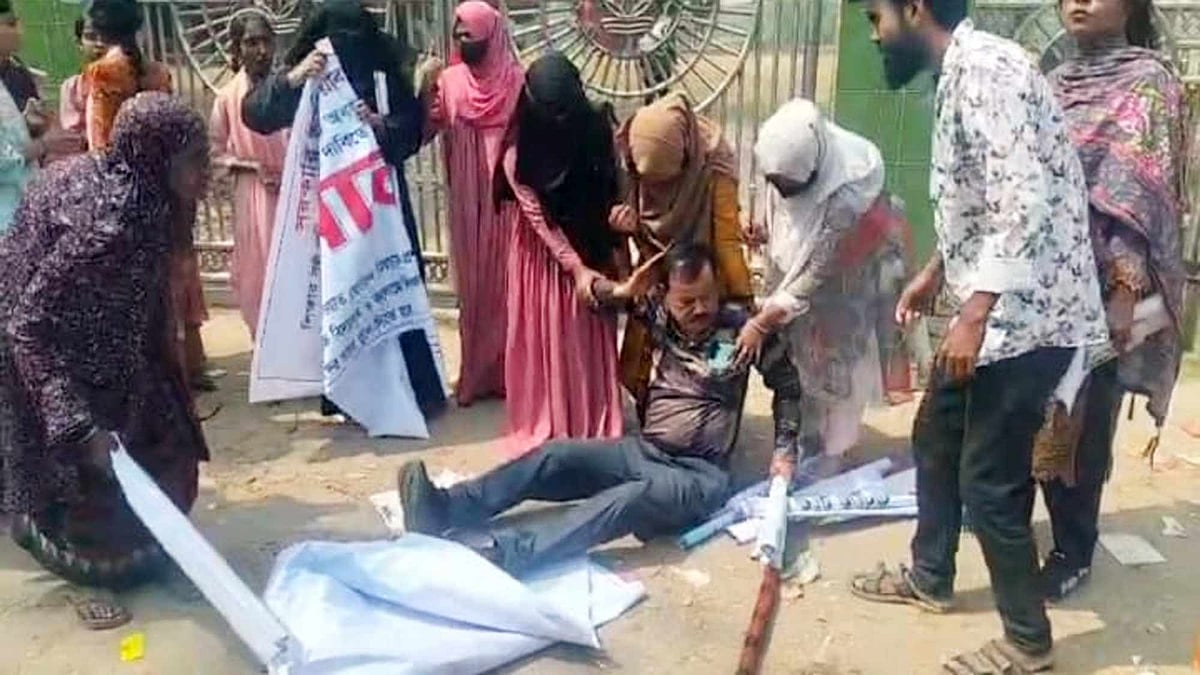 নরসিংদীর রায়পুরায় সরকারি আদিয়াবাদ ইসলামিয়া উচ্চবিদ্যালয় ও কলেজের অধ্যক্ষকে বহাল রাখার দাবিতে আয়োজিত মানববন্ধনে হামলা হয়েছে। বৃহস্পতিবার দুপুরে