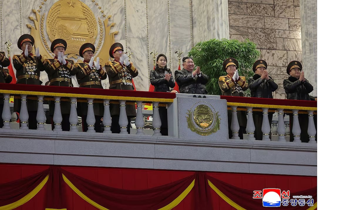 উত্তর কোরিয়ার নেতা কিম জং–উন ও তাঁর মেয়ে জু আয়ে অন্যান্য কর্মকর্তার সঙ্গে সামরিক কুজকাওয়াজে উপস্থিত ছিল। এ সময় দুজনের গায়ে কালো জ্যাকেট ছিল। ২৫ ফেব্রুয়ারি ২০২৬, পিয়ংইয়ং