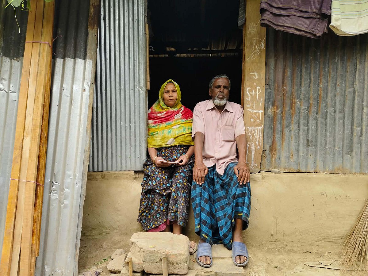 কুষ্টিয়ার কুমারখালীতে ভ্যান হারিয়ে দিশাহারা দম্পতি। বৃহস্পতিবার দুপুরে