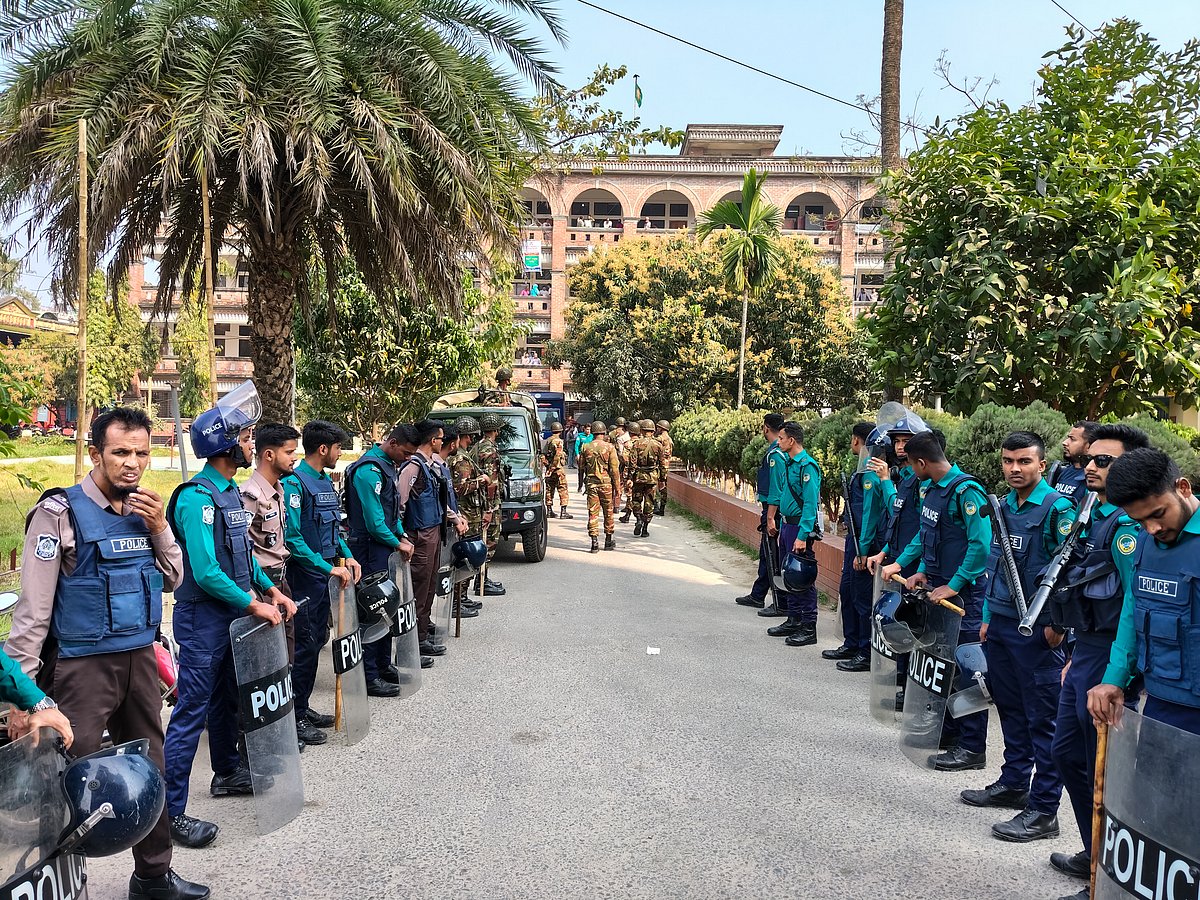 বরিশাল জেলা আইনজীবী সমিতির সভাপতি সাদিকুর রহমানকে গ্রেপ্তারের পর আদালত প্রাঙ্গনে পুলিশের পাশাপাশি সেনাবাহিনী ও র‍্যাবের সদস্যরা মোতায়েন ছিলেন। গতকাল বুধবার আদালত প্রাঙ্গনে