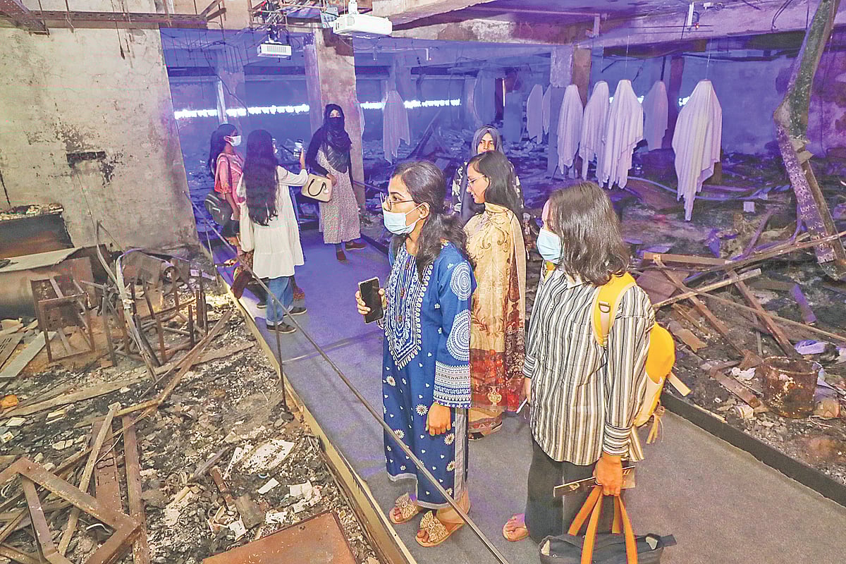 প্রথম আলোর অগ্নিদগ্ধ ভবনে শিল্পকর্ম প্রদর্শনী ঘুরে দেখেন জগন্নাথ বিশ্ববিদ্যালয়ের একদল শিক্ষার্থী। গতকাল রাজধানীর কারওয়ান বাজারে