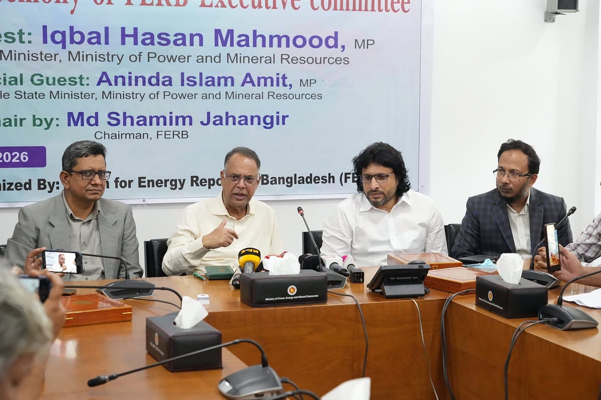 বিদ্যুৎ, জ্বালানি ও খনিজ সম্পদ মন্ত্রণালয়ের সভাকক্ষে জ্বালানি বিটের সাংবাদিকদের সঙ্গে আলাপরত মন্ত্রী ইকবাল হাসান মাহমুদ। ঢাকা; ২৬ ফেব্রুয়ারি ২০২৬