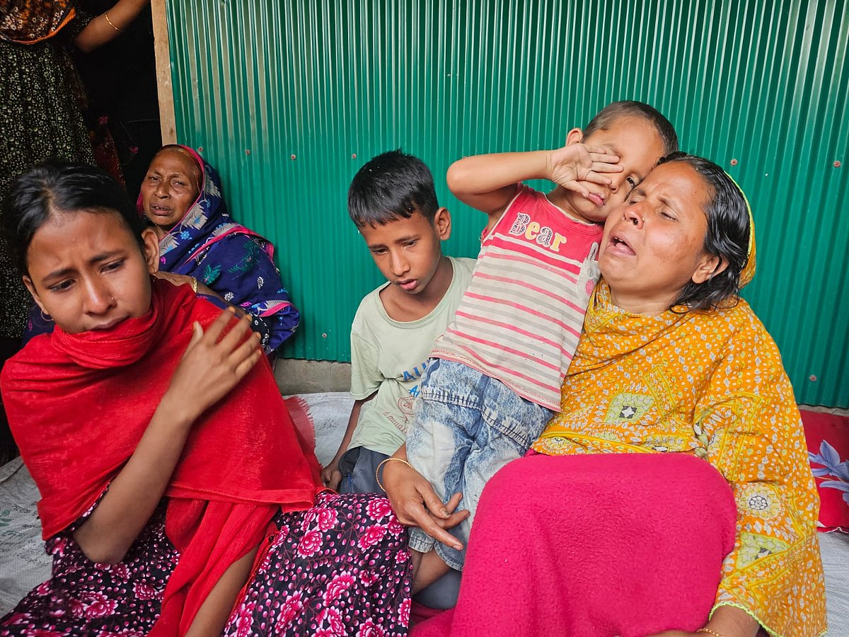 রংপুরের তারাগঞ্জ উপজেলার মঞ্জরুল হোসেনের  গলা কাটা লাশ উদ্ধারের পর স্ত্রী, সন্তান ও পরিবারের সদস্যদের আহাজারি