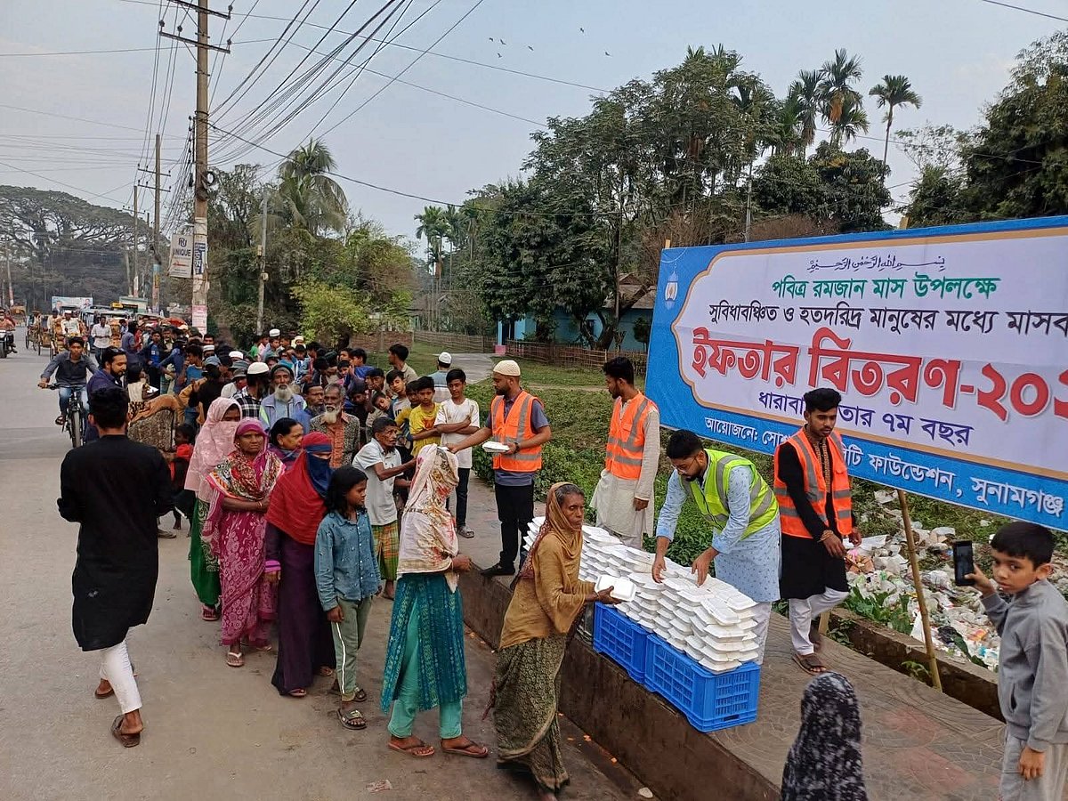 সুনামগঞ্জ পৌর শহরের কবি মমিনুল মউজদীন সড়কের এক পাশে রমজানের ইফতারি বিতরণ করা হয়। বুধবার বিকেলে তোলা