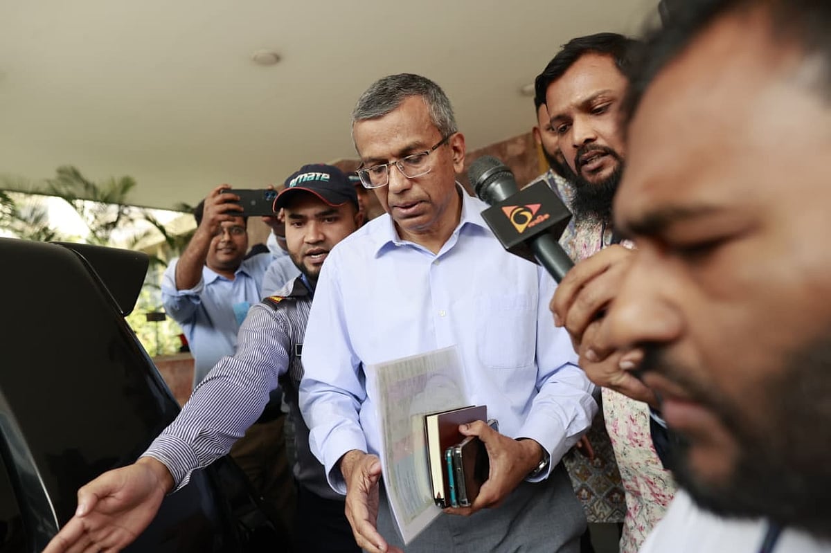 নতুন গভর্নর মোস্তাকুর রহমান আজ বৃহস্পতিবার সকালে বাংলাদেশ ব্যাংকে যান