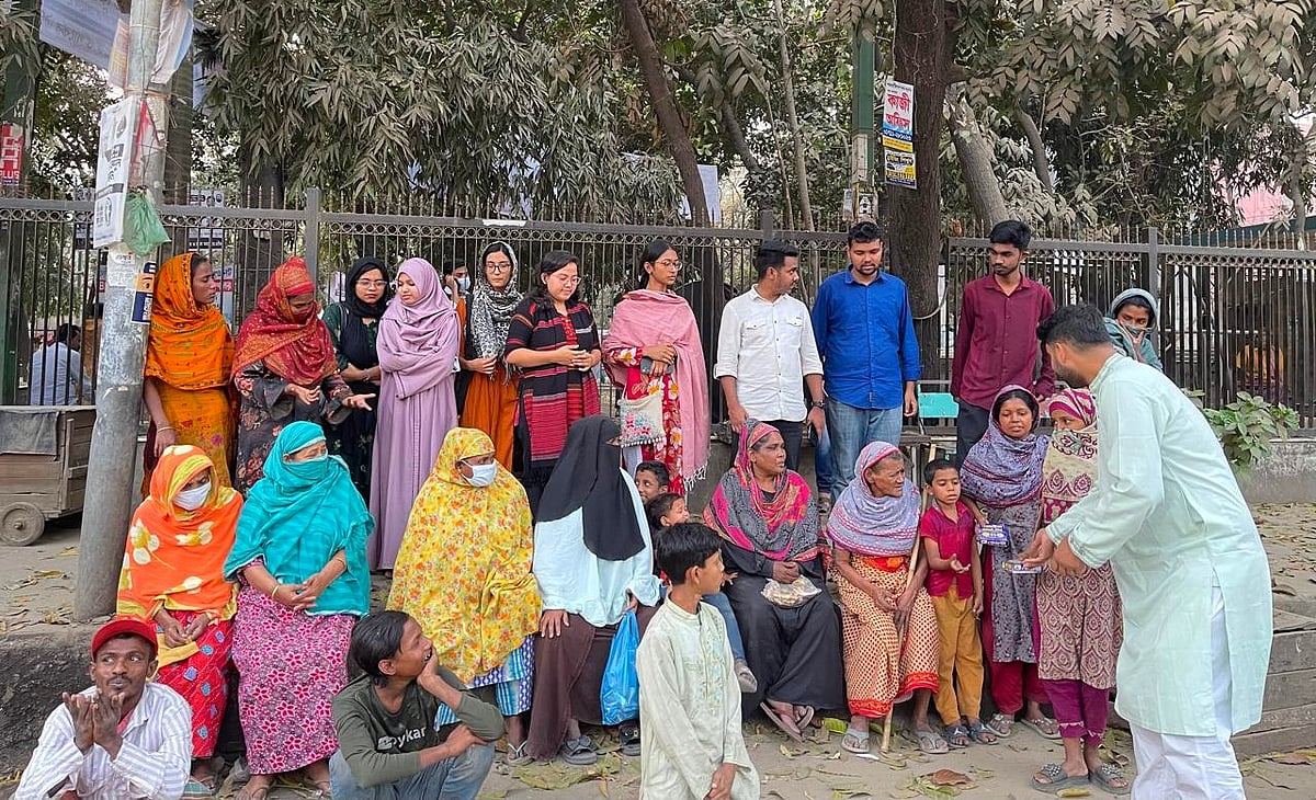 সমাজের পিছিয়ে পড়া মানুষের মধ্যে ইফতারি বিতরণ