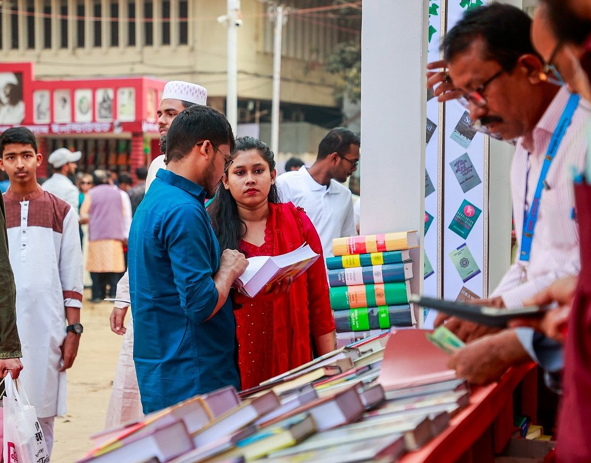 শুরু হয়েছে অমর একুশে বইমেলা। বিভিন্ন স্টল ঘুরে দেখছেন বইপ্রেমীরা। গতকাল রাজধানীর বাংলা একাডেমি প্রাঙ্গণে