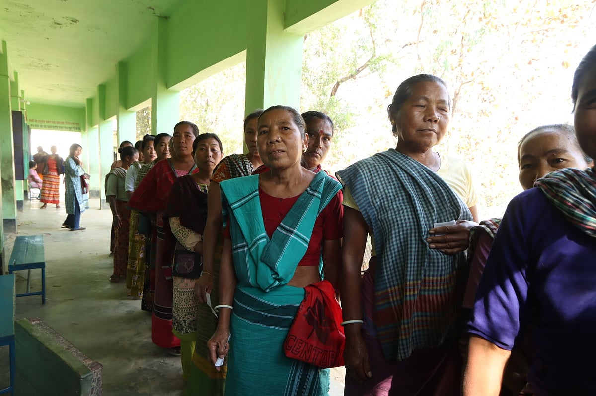 ত্রয়োদশ জাতীয় সংসদ নির্বাচনে ভোট দিতে  লাইনে ভোটাররা। বান্দরবানের বাঘমারা পাড়া সরকারি প্রাথমিক বিদ্যালয় কেন্দ্রে