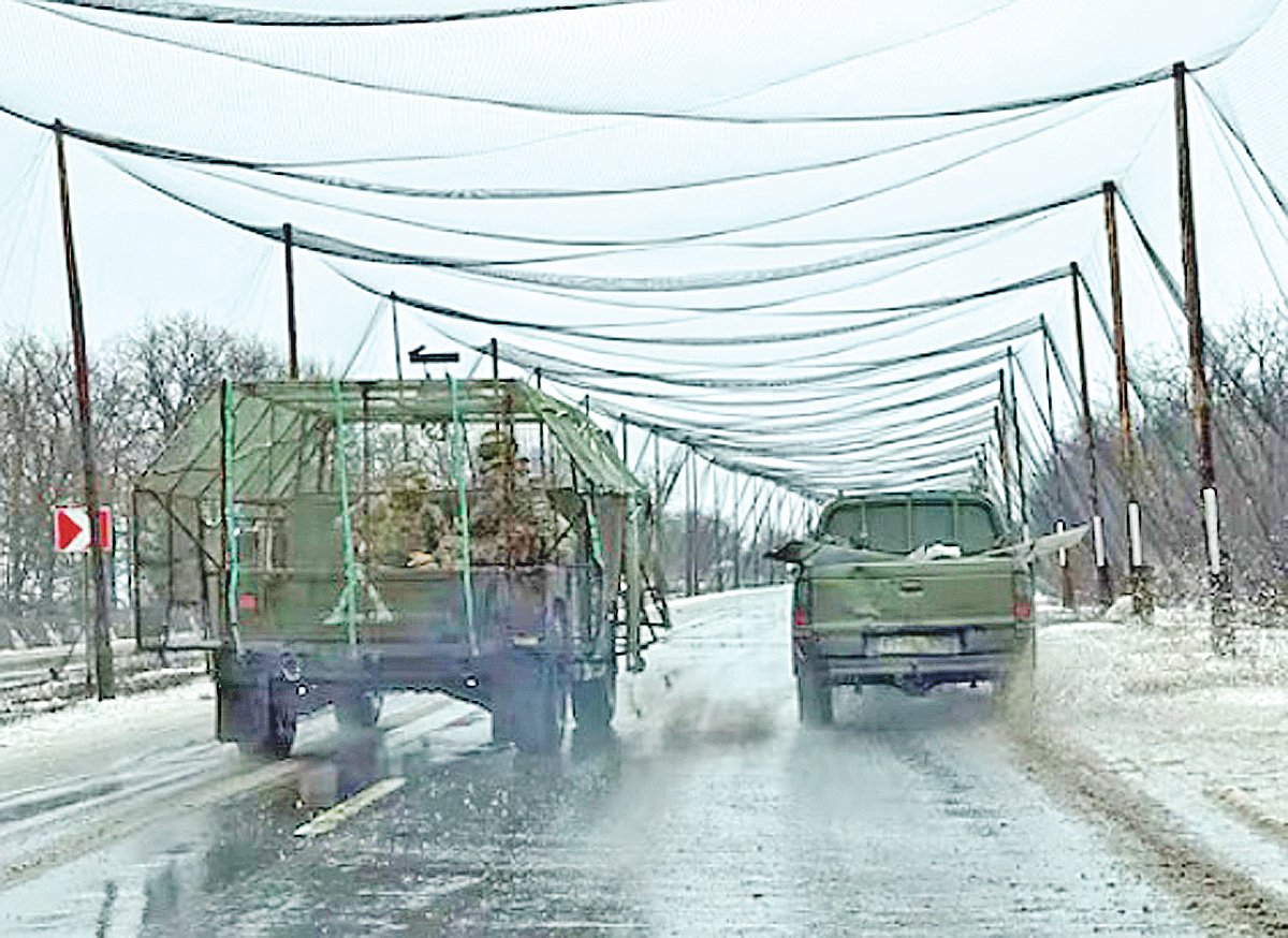 ড্রোনরোধী জালে ঢাকা সড়ক
