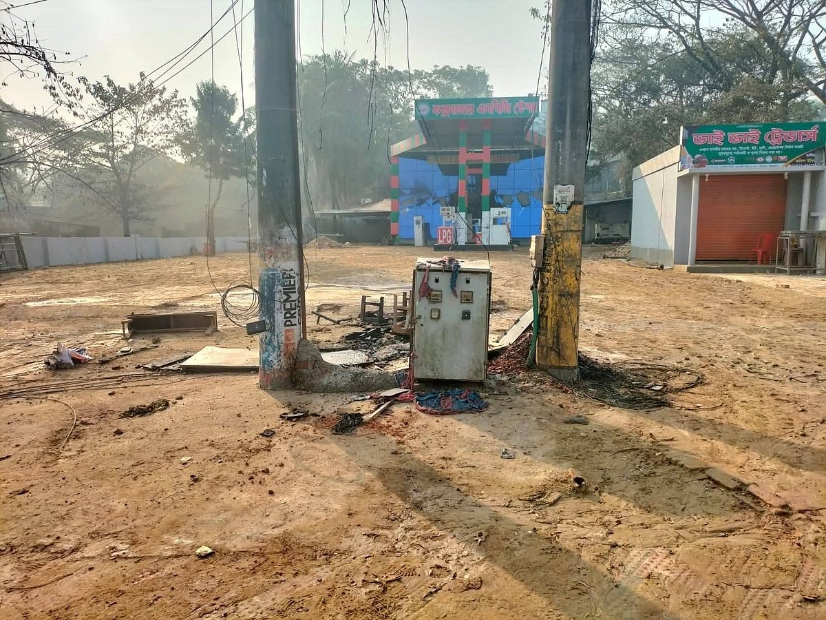 কক্সবাজারের এই গ্যাস পাম্পে গতকাল বিস্ফোরণের ঘটনা ঘটে।। আজ দুপুরে তোলা