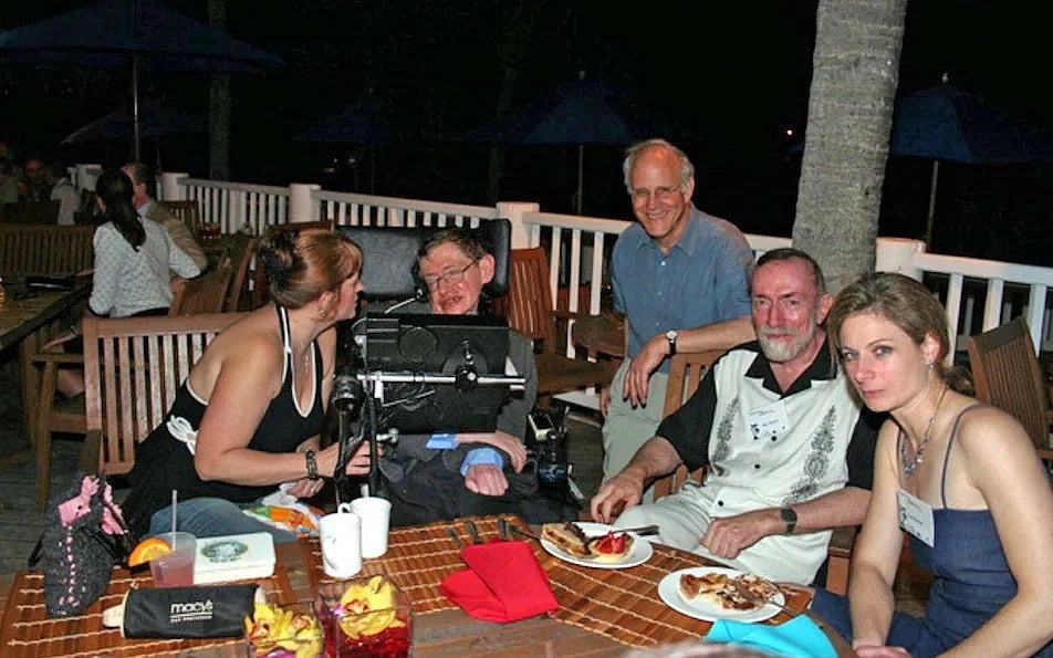 ২০০৬ সালে ২১ বিজ্ঞানীর সঙ্গে এপস্টিনের মালিকানাধীন লিটল সেন্ট জেমস আইল্যান্ডে স্টিফেন হকিং