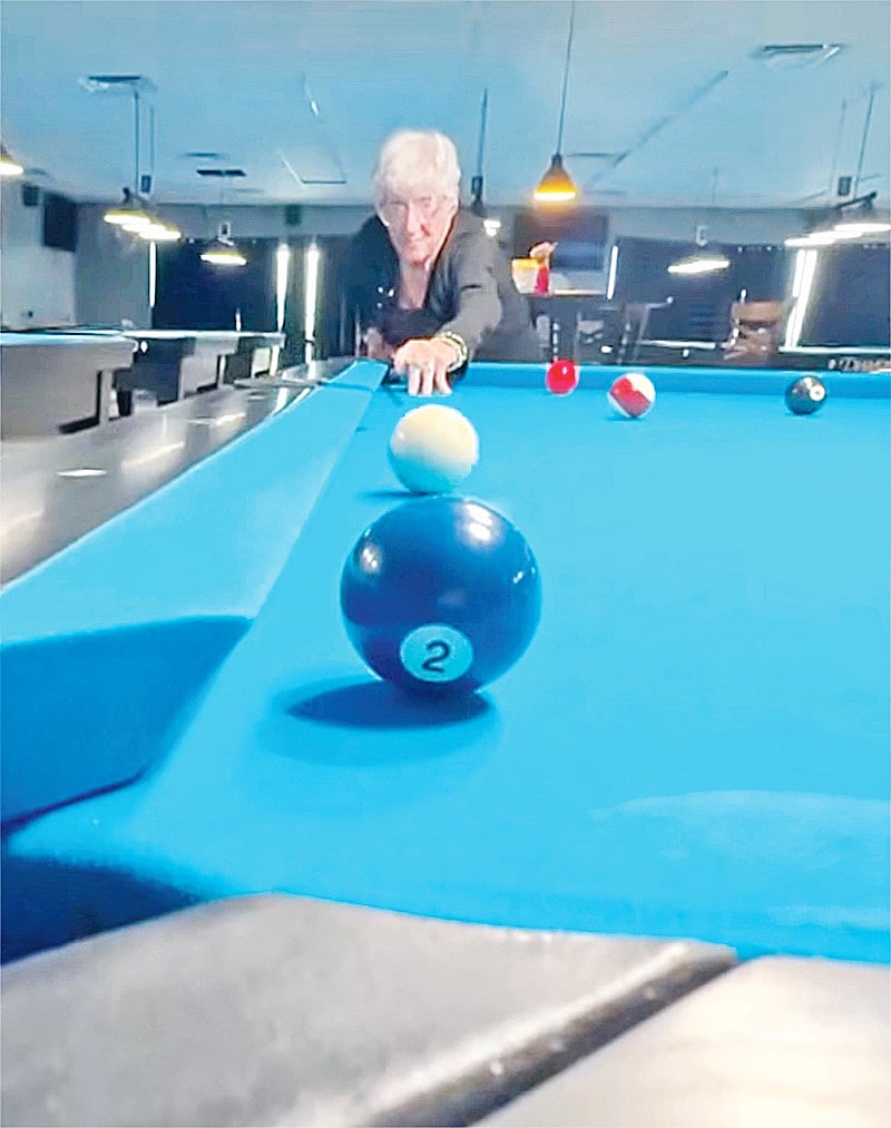 পুল খেলছেন ম্যাজি কেনেডি