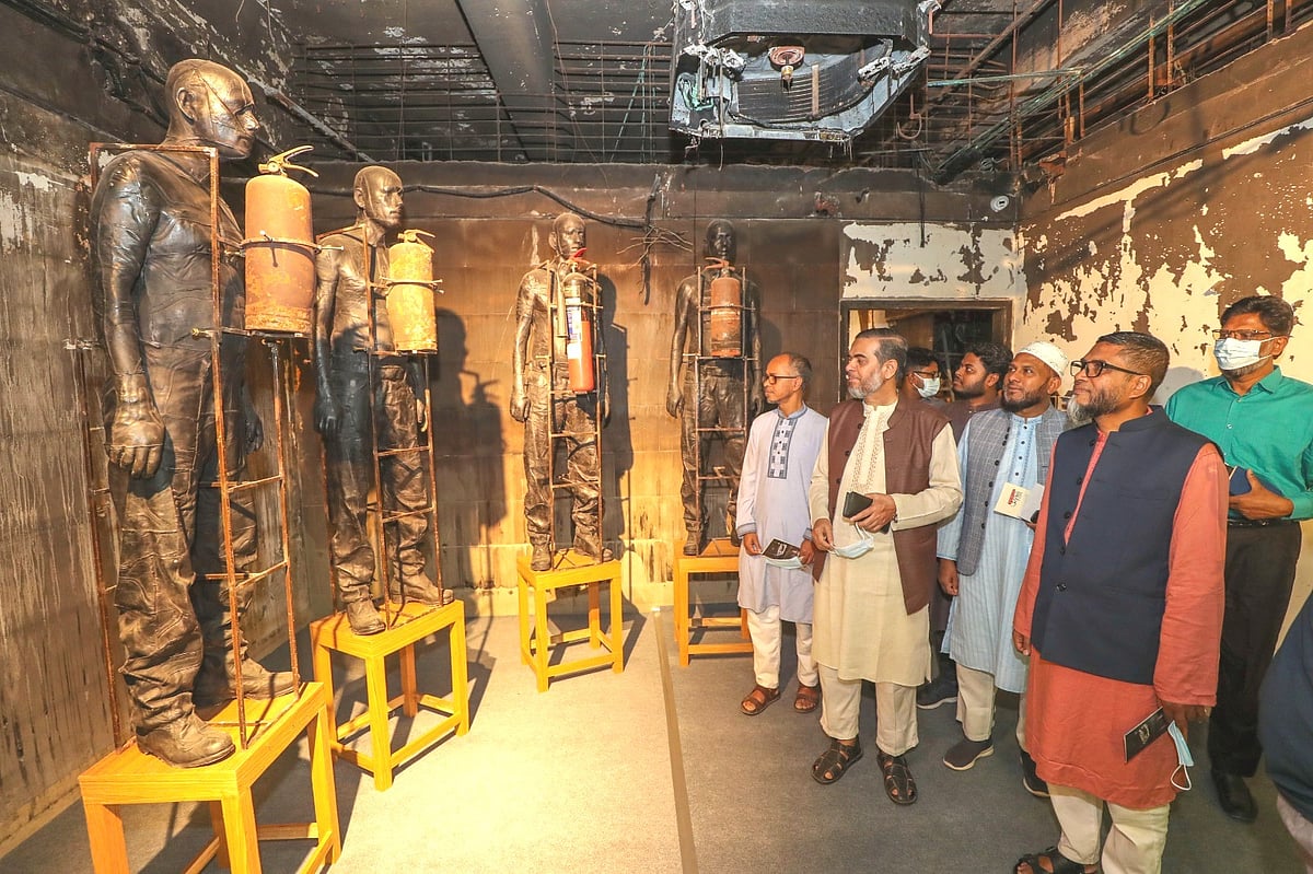 প্রথম আলোর অগ্নিদগ্ধ ভবনে আয়োজিত শিল্পকর্ম প্রদর্শনী ‘আলো’ দেখতে আসে জামায়াতে ইসলামীর প্রচার ও মিডিয়া বিভাগের প্রধান এহসানুল মাহবুব জুবায়েরের নেতৃত্বে একটি প্রতিনিধিদল। কারওয়ান বাজার, ঢাকা, ২৬ ফেব্রুয়ারি ২০২৬