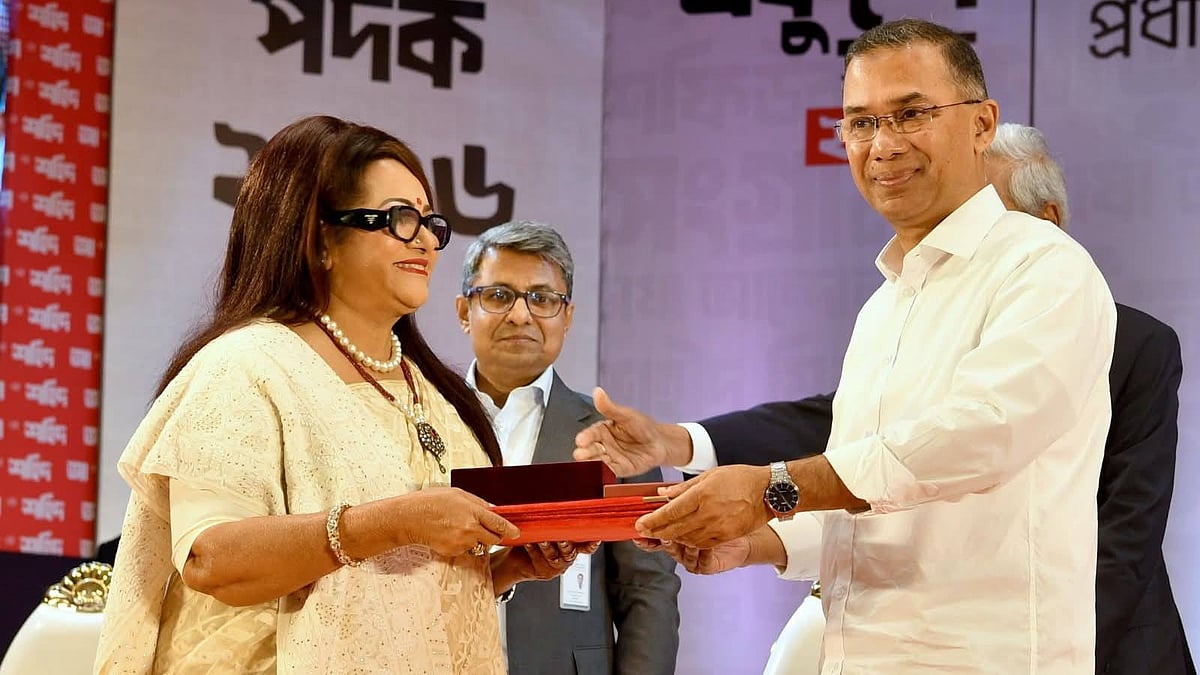 প্রধানমন্ত্রী তারেক রহমানের হাত থেকে একুশে পদক গ্রহণ করছেন ফরিদা আক্তার ববিতা