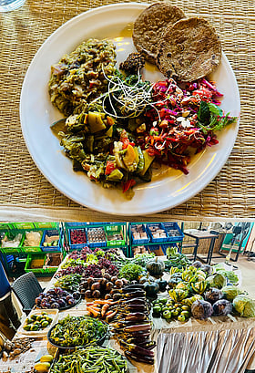 স্বাস্থ্যকর উপায়ে তৈরি অর্গ্যানিক খাবারের রেস্তোরাঁ অঙ্কুর যেখানে খাবারই ওষুধ