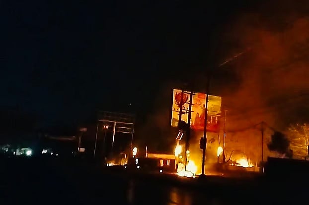 কক্সবাজার শহরের কলাতলী এলাকায় বুধবার রাতে একটি গ্যাসপাম্পে বিস্ফোরণের পর আগুন ছড়িয়ে পড়ে