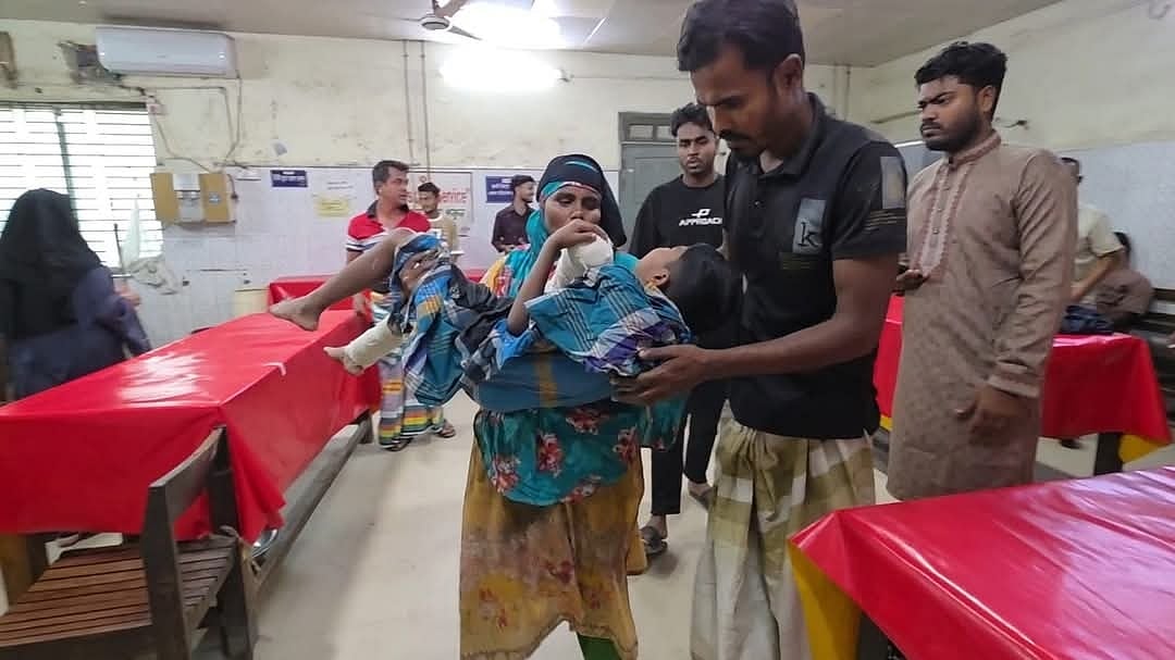 ককটেল বিস্ফোরণে আহত শিশুটিকে মুন্সিগঞ্জ জেনারেল হাসপাতালে প্রাথমিক চিকিৎসা দেওয়া হয়। বৃহস্পতিবার বিকেলে