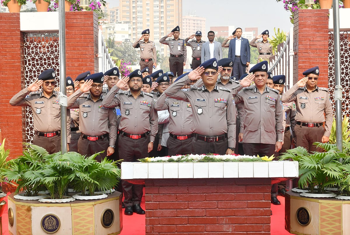 পুলিশ লাইনস স্মৃতিসৌধে পুষ্পস্তবক অর্পণ করছেন নবনিযুক্ত পুলিশের মহাপরিদর্শক (আইজিপি) আলী হোসেন ফকির। রাজধানীর রাজারবাগে, ২৬ ফেব্রুয়ারি ২০২৬