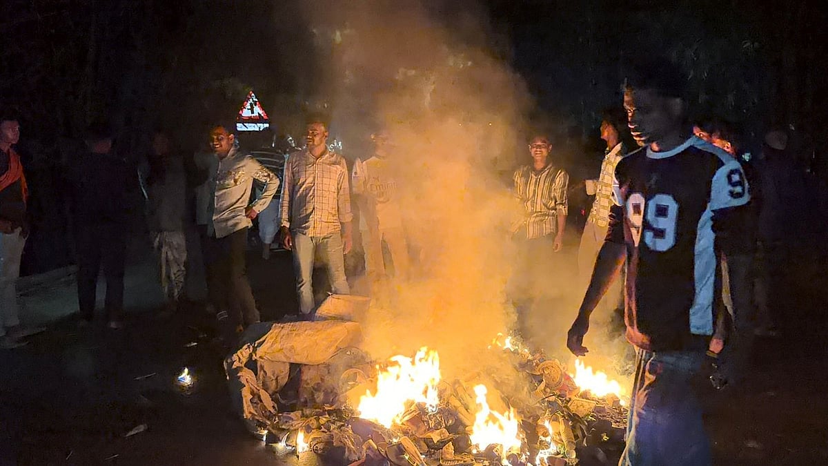 পুলিশের সঙ্গে সংঘর্ষের পর সড়কে আগুন জ্বালিয়ে বিক্ষোভ করছেন স্থানীয় বাসিন্দারা। লক্ষ্মীপুর–চাঁদপুর আঞ্চলিক মহাসড়কে যানচলাচল বন্ধ হয়ে যায়। গতকাল রাতে লক্ষ্মীপুরের রায়পুর উপজেলার ভূঁইয়া রাস্তা এলাকায়