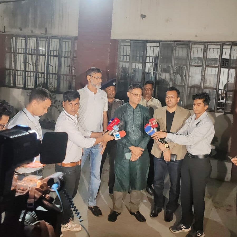 পুলিশের নতুন মহাপরিদর্শক (আইজিপি) মো. আলী হোসেন ফকির গতকাল বৃহস্পতিবার মধ্যরাতে রাজধানীর নিরাপত্তাব্যবস্থা পরিদর্শনে বেরিয়ে সাংবাদিকদের সঙ্গে কথা বলছেন