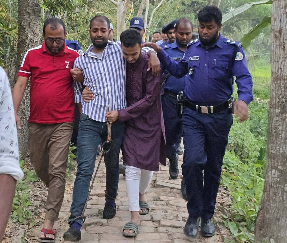 বাবার জানাজায় অংশ নিতে প্যারোলে মুক্তি পেয়েছিলেন নিষিদ্ধ ঘোষিত ছাত্রলীগের নেতা রাকিবুল ইসলাম। পায়ে ডান্ডাবেড়ি পরা অবস্থায় জানাজায় অংশ নেন তিনি। বৃহস্পতিবার বিকেলে ঝালকাঠির নলছিটি উপজেলার সুবিদপুরে