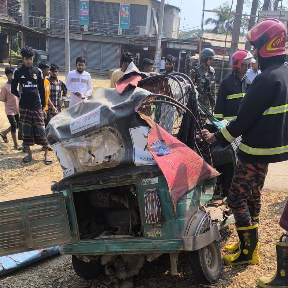 দুর্ঘটনায় ক্ষতিগ্রস্ত সিএনজিচালিত অটোরিকশাটি এভাবেই সড়কে ভেঙে পড়ে আছে। আজ বেলা দুইটার দিকে উপজেলার আধুনগর ইসলামিয়া মাদ্রাসার সামনে চট্টগ্রাম-কক্সবাজার মহাসড়কে