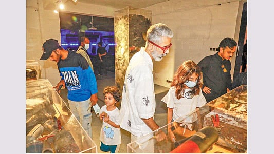 সংঘবদ্ধ উগ্রবাদীদের হামলার শিকার প্রথম আলো ভবনে শিল্পকর্ম প্রদর্শনী ‘আলো’ দেখতে আসেন বিভিন্ন অঙ্গনের মানুষ। শিল্পী বিশ্বজিৎ গোস্বামীসহ (মাঝে) আগত দর্শকেরা। গতকাল বিকেলে রাজধানীর কারওয়ান বাজারে