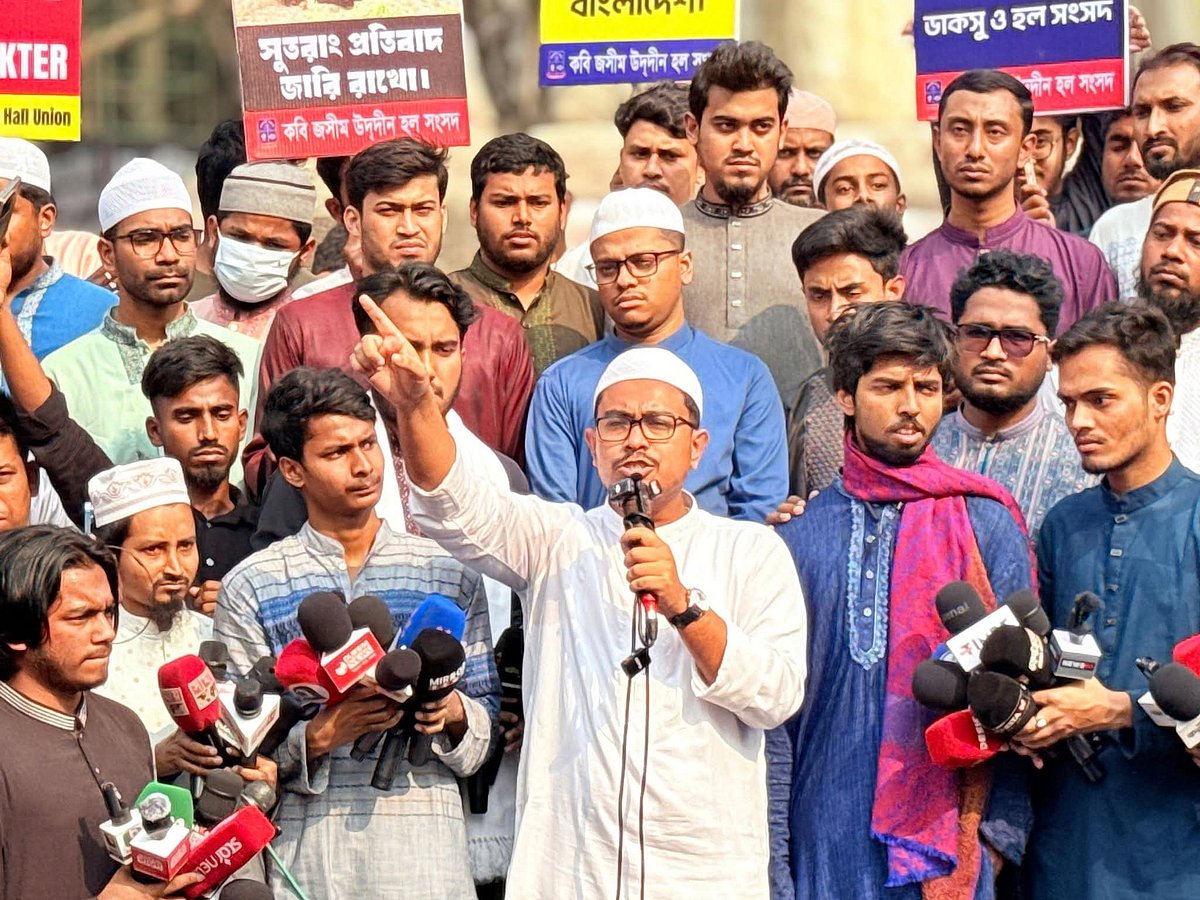 বিক্ষোভ সমাবেশে বক্তব্য দেন ডাকসু সহসভাপতি (ভিপি) আবু সাদিক কায়েম। ঢাকা বিশ্ববিদ্যালয়, ২৭ ফেব্রুয়ারি ২০২৬