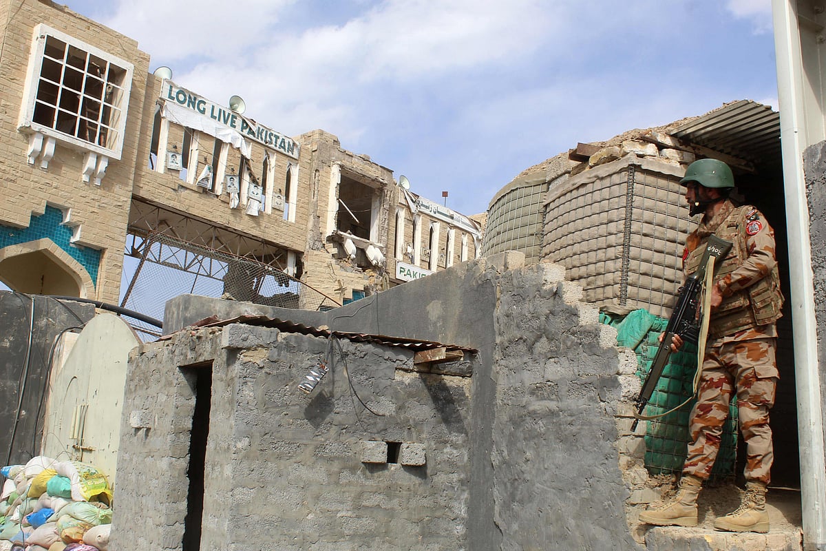 পাকিস্তানের চমন সীমান্তে এক পাকিস্তানি সেনা সদস্যকে সতর্ক অবস্থায় পাহারা দিতে দেখা যাচ্ছে। ২৭ ফেব্রুয়ারি ২০২৬