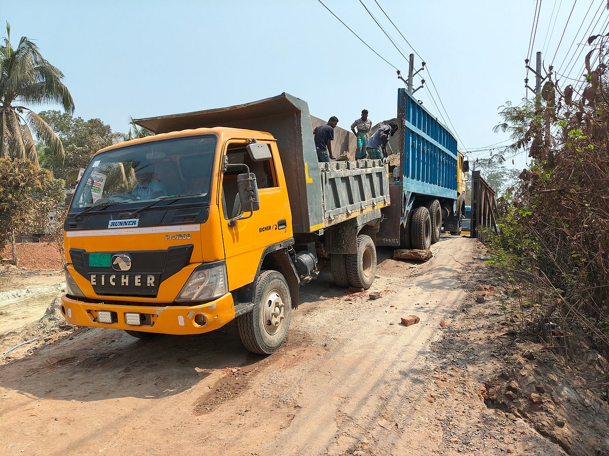 শরীয়তপুর-চাঁদপুর সড়কের মধ্যপাড়া এলাকায় কালভার্টের ওপর একটি ট্রাক বিকল হয়ে যানবাহন চলাচল বন্ধ হয়ে পড়েছে। আজ বেলা ১২টার দিকে শরীয়তপুর সদর উপজেলার মধ্যপাড়ায়