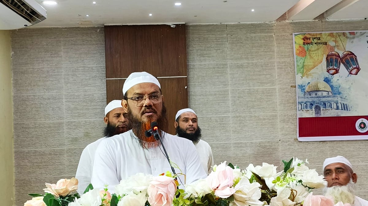 ইফতার অনুষ্ঠানে ইসলামী আন্দোলন বাংলাদেশের জ্যেষ্ঠ নায়েবে আমির মুফতি সৈয়দ ফয়জুল করীম। শুক্রবার সন্ধ্যায় বরিশাল ক্লাব মিলনায়তনে