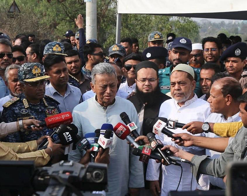 চট্টগ্রামে প্রস্তাবিত সরকারি হাসপাতালের জন্য নির্ধারিত জমি পরিদর্শন শেষে সাংবাদিকদের সঙ্গে কথা বলেন অর্থ ও পরিকল্পনামন্ত্রী আমীর খসরু মাহমুদ চৌধুরী। আজ বিকেলে নগরের পতেঙ্গা এলাকায়