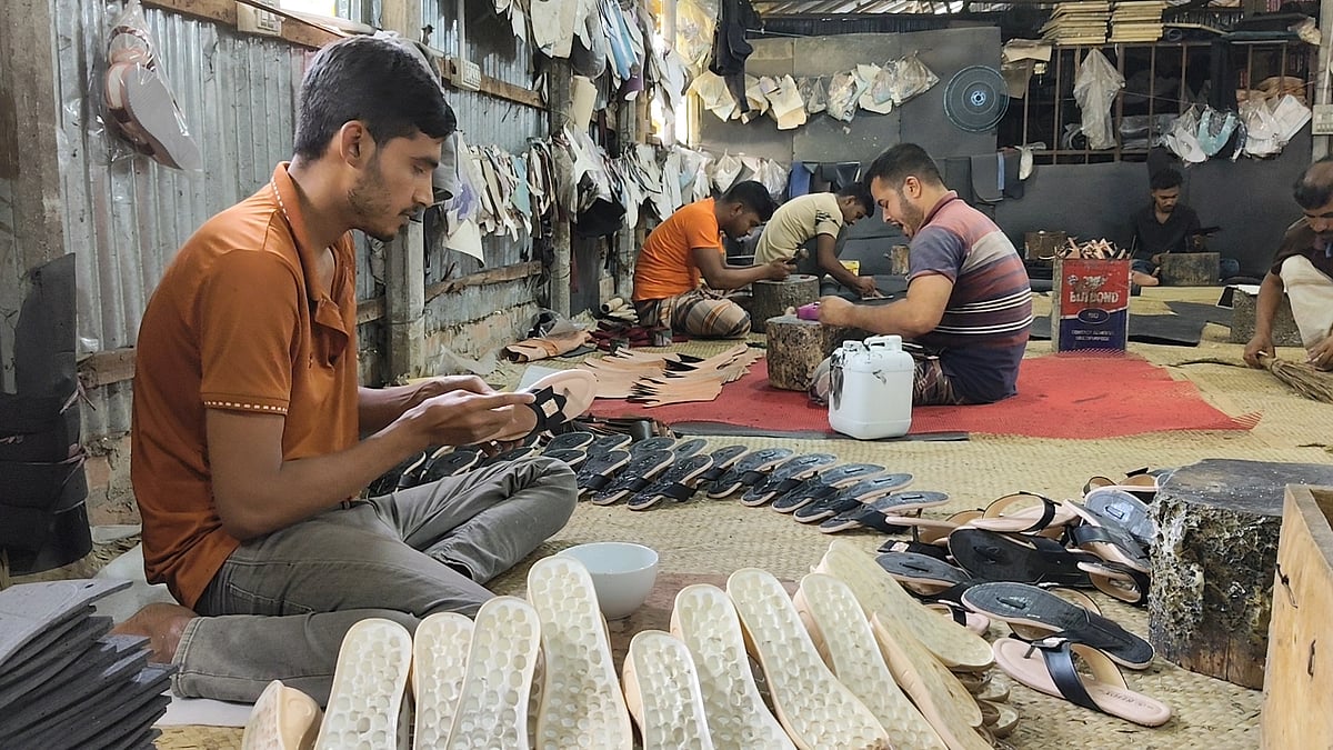 রাজশাহীর চারঘাট উপজেলার কালুহাটি গ্রামে হাতে তৈরি জুতার কারখানায় ঈদের আগে ব্যস্ততা বেড়েছে। বৃহস্পতিবার দুপুরে তোলা