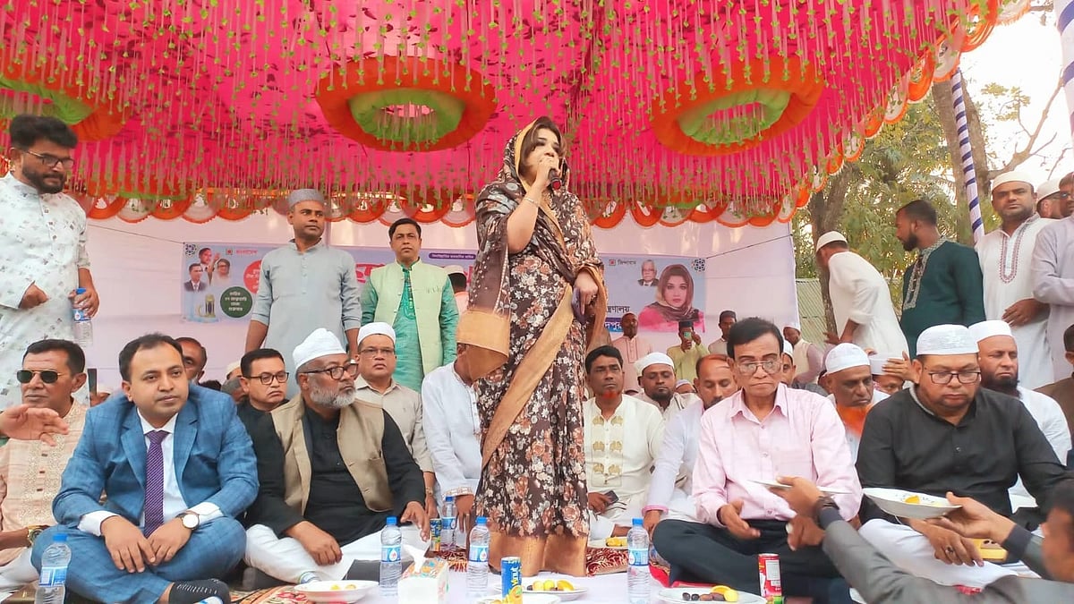 ফরিদপুরের সালথায় ফুলবাড়িয়া উচ্চবিদ্যালয় মাঠে আজ ইফতার মাহফিল অনুষ্ঠানে বক্তব্য দেন পররাষ্ট্র প্রতিমন্ত্রী শামা ওবায়েদ