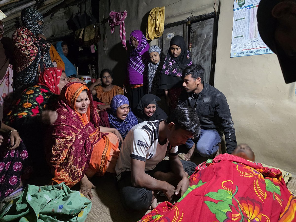 নিহত এরশাদ আলীর স্বজনদের আহাজারি। শুক্রবার রাতে রাজশাহীর চারঘাট উপজেলার ইউসুফপুর ইউনিয়নের সিপাইপাড়া গ্রামে