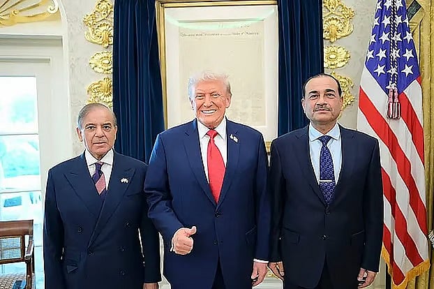 যুক্তরাষ্ট্রের প্রেসিডেন্ট ডোনাল্ড ট্রাম্পের সঙ্গে ফটোসেশনে অংশ নেন পাকিস্তানের প্রধানমন্ত্রী শাহবাজ শরিফ ও সেনাপ্রধান আসিম মুনির। ওভাল অফিস, হোয়াইট হাউস, ওয়াশিংটন ডিসি, ২৫ সেপ্টেম্বর ২০২৫