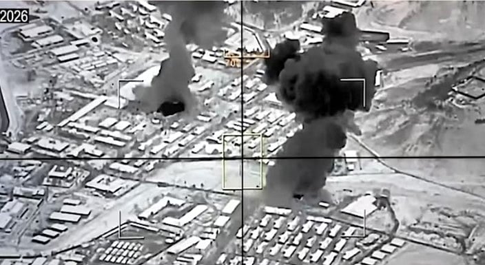 আফগানিস্তানের রাজধানী কাবুলে পাকিস্তানের বিমান হামলার পর কুণ্ডলী পাকিয়ে ধোঁয়া উঠছে। ছবিটি ভিডিও ফুটেজ থেকে নেওয়া